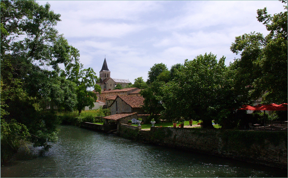 Verteuil – La Charente, le centre du bourg et l’Eglise St Médard (XIIème)