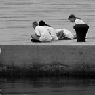 vertiefte, neugierige Kinder am Meer 