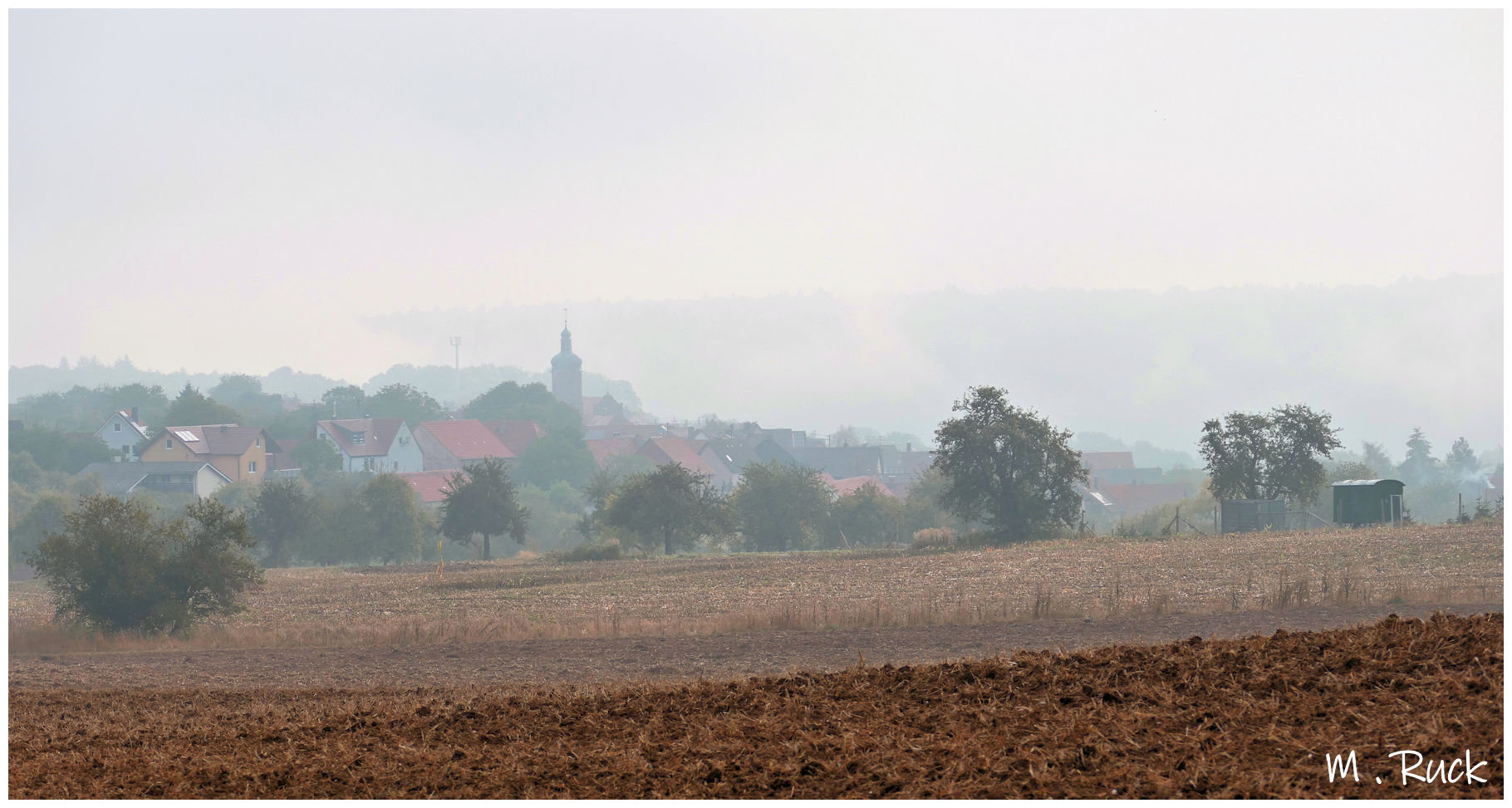 Verträumt liegen die Orte vom Nebel eingehüllt da ,