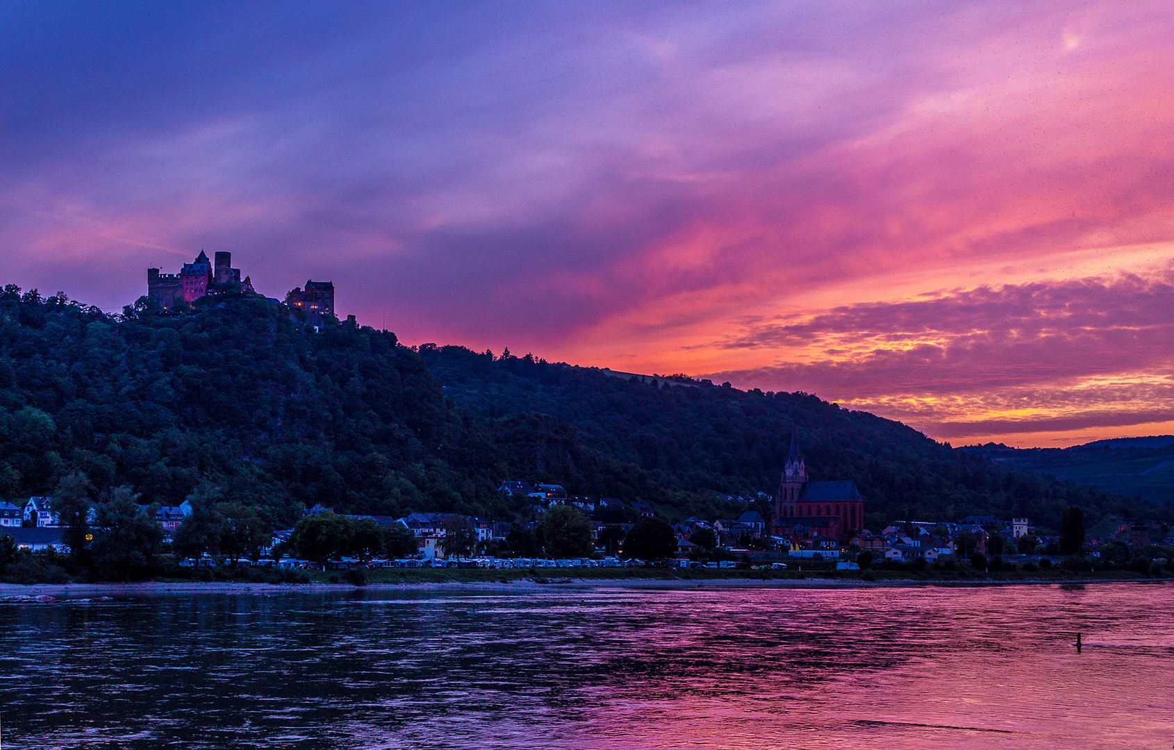 Verträumte Burg nach Sonnenuntergang