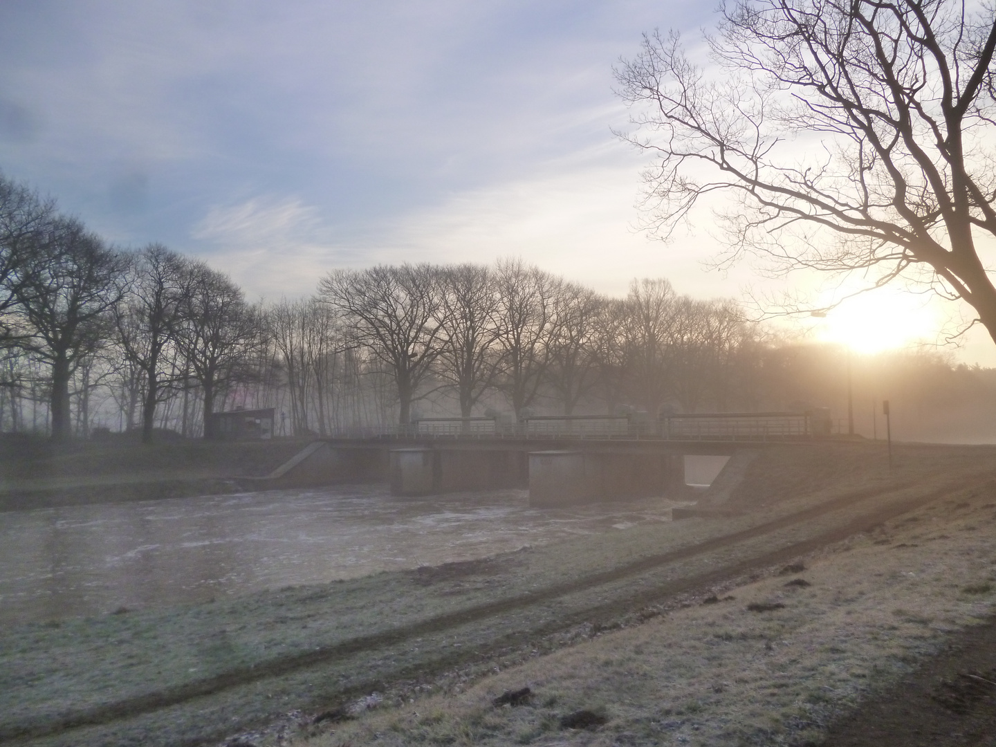 Verträumte Schleuse am Wintermorgen