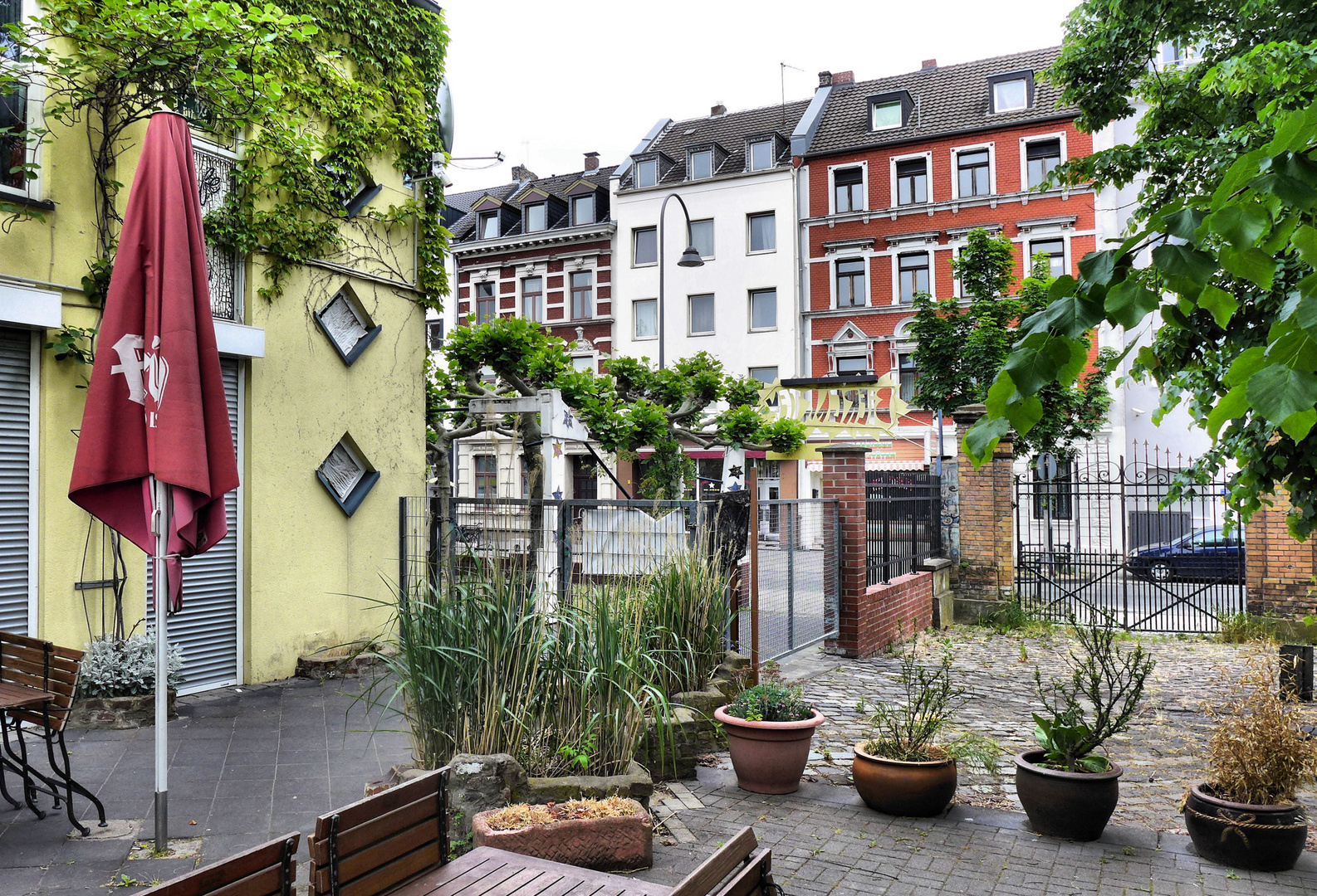 Verwaister Biergarten in der Stadt