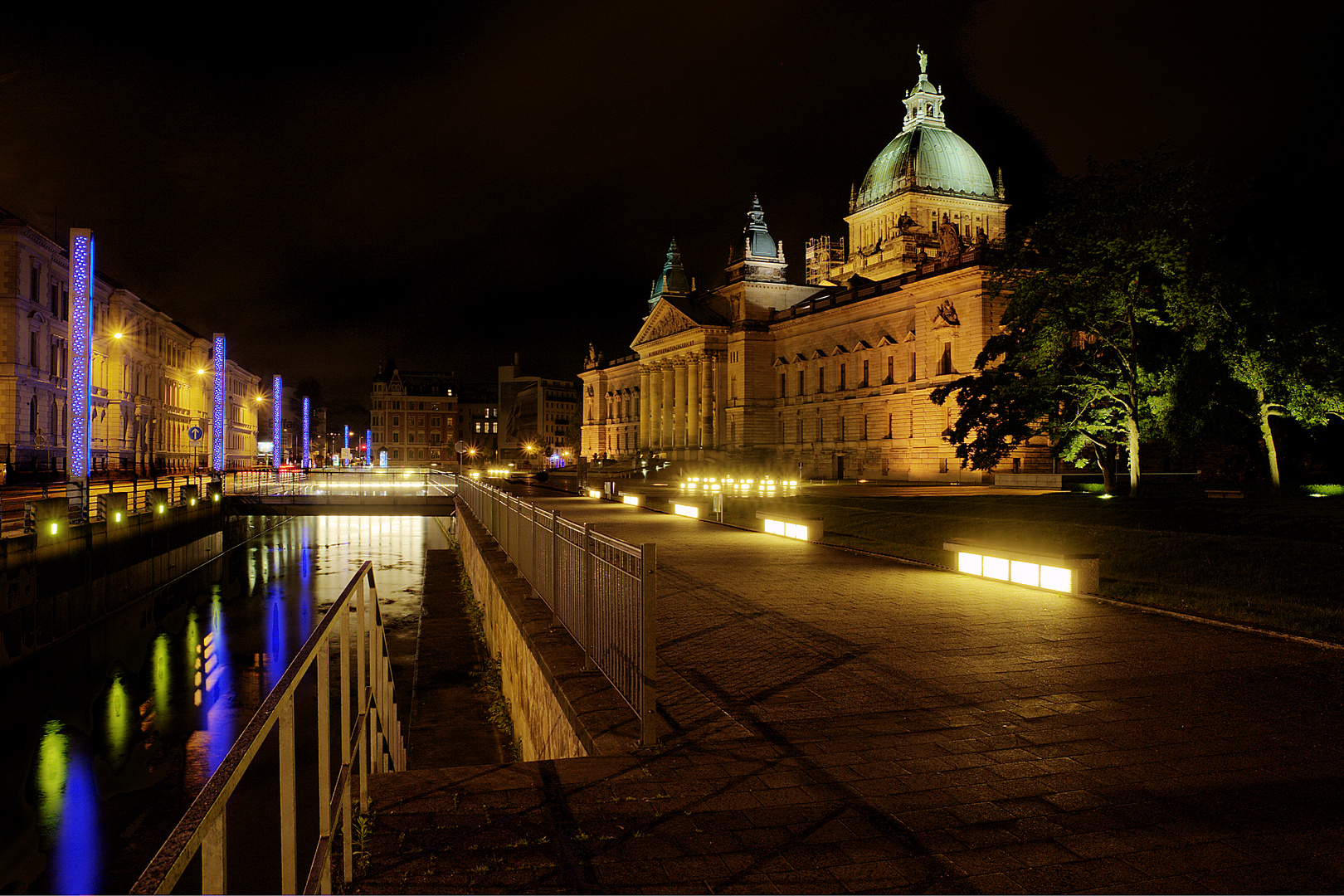 Verwaltungsgericht Leipzig - "Justitia bei Nacht"