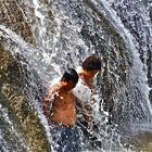 verweilen unter wild fallendem wasser ist ein ausgewiesenes steckenpferd von den beiden