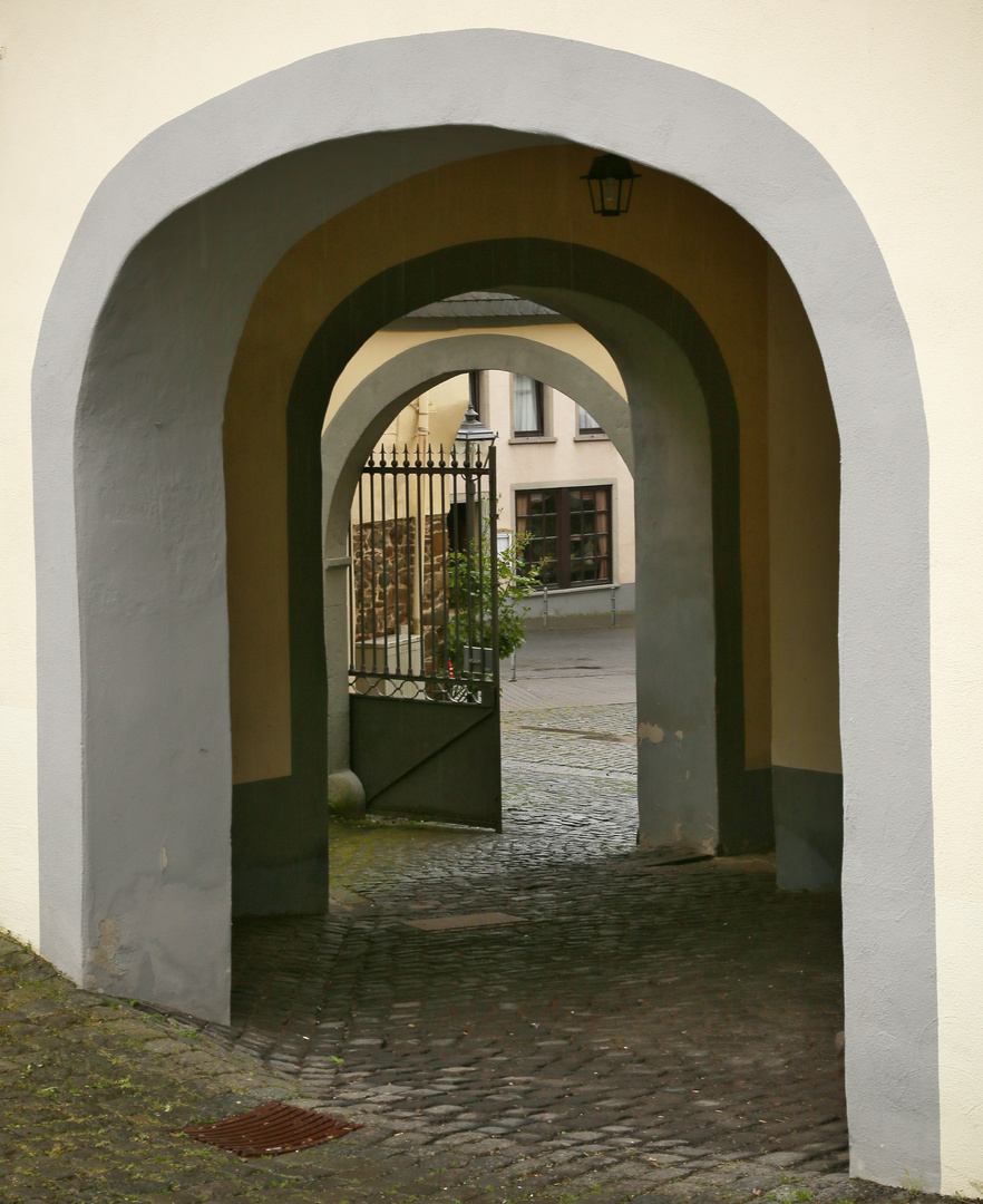 Verwinkelter Durchgang in Münstermaifeld (2017_05_19_EOS 6D_2522_ji)