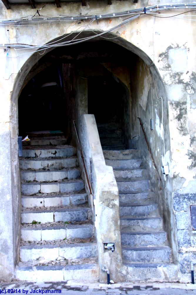 Verwinkelter Treppenaufgang in der Innenstadt von Cefalu / Palermo