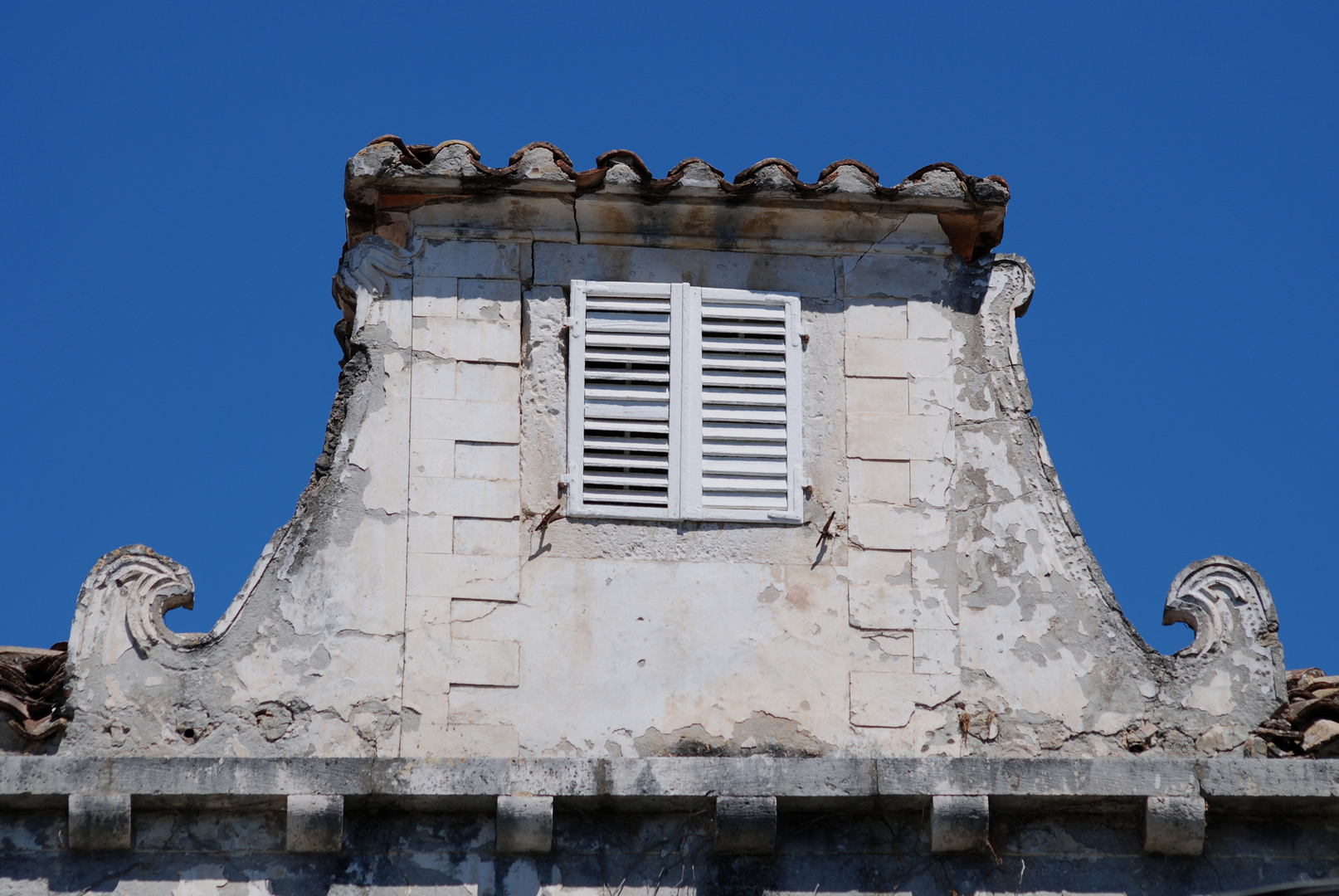 Verwitterte Dachgaube auf der Insel Sipan in Kroatien