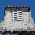 Verwitterte Dachgaube auf der Insel Sipan in Kroatien