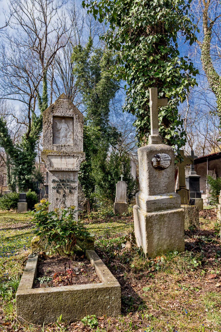 Verwitterte Grabsteine auf dem Alten Südlichen Fiedhof