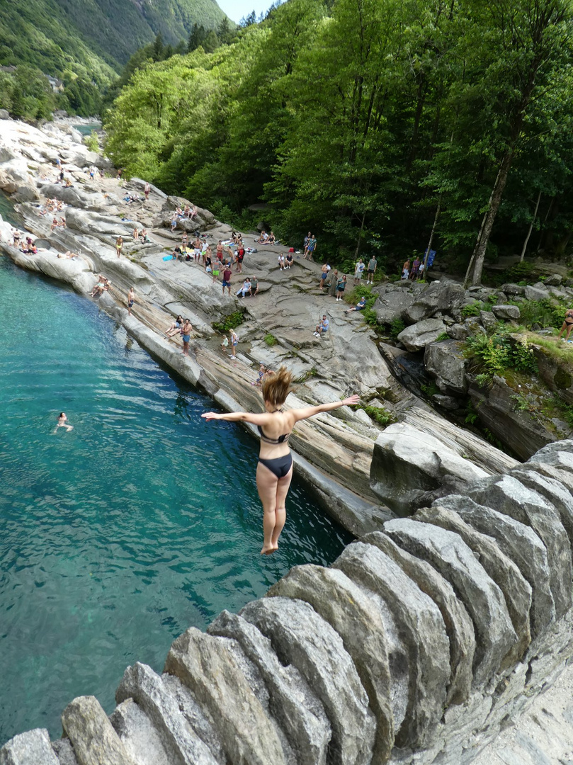 Verzasca Tal - Sprung von der Ponte dei Salti (Römerbrücke)