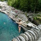 Verzasca Tal - Sprung von der Ponte dei Salti (Römerbrücke)