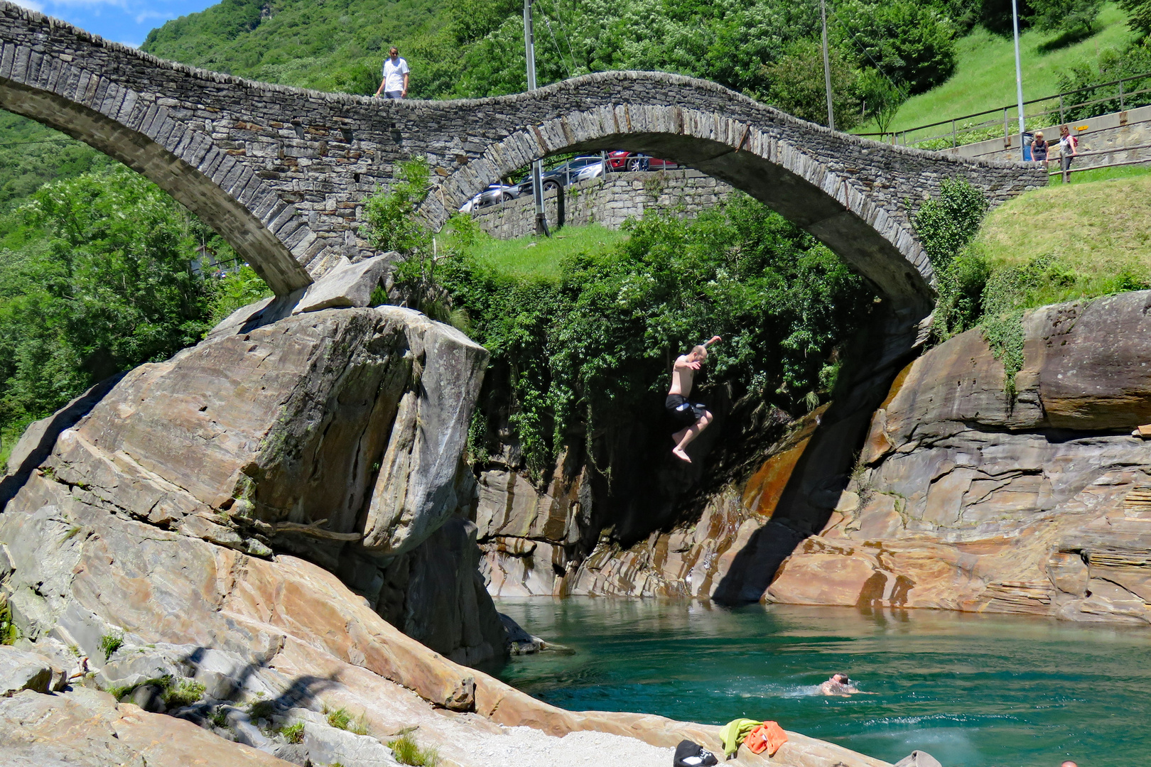 Verzascatal - Ponte dei Salti - Der mutige Sprung ins kalte Wasser