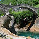Verzascatal - Ponte dei Salti - Der mutige Sprung ins kalte Wasser