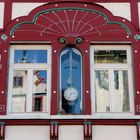 Verzierte Hausfassade mit Pendeluhr in Hachenburg