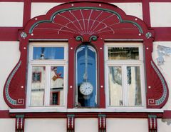 Verzierte Hausfassade mit Pendeluhr in Hachenburg