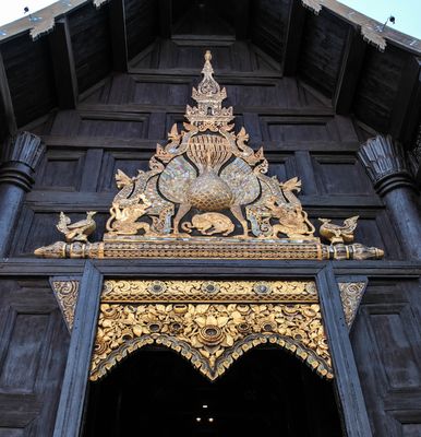 ...Verzierung über dem Haupteingang des Wat Phan Tao...