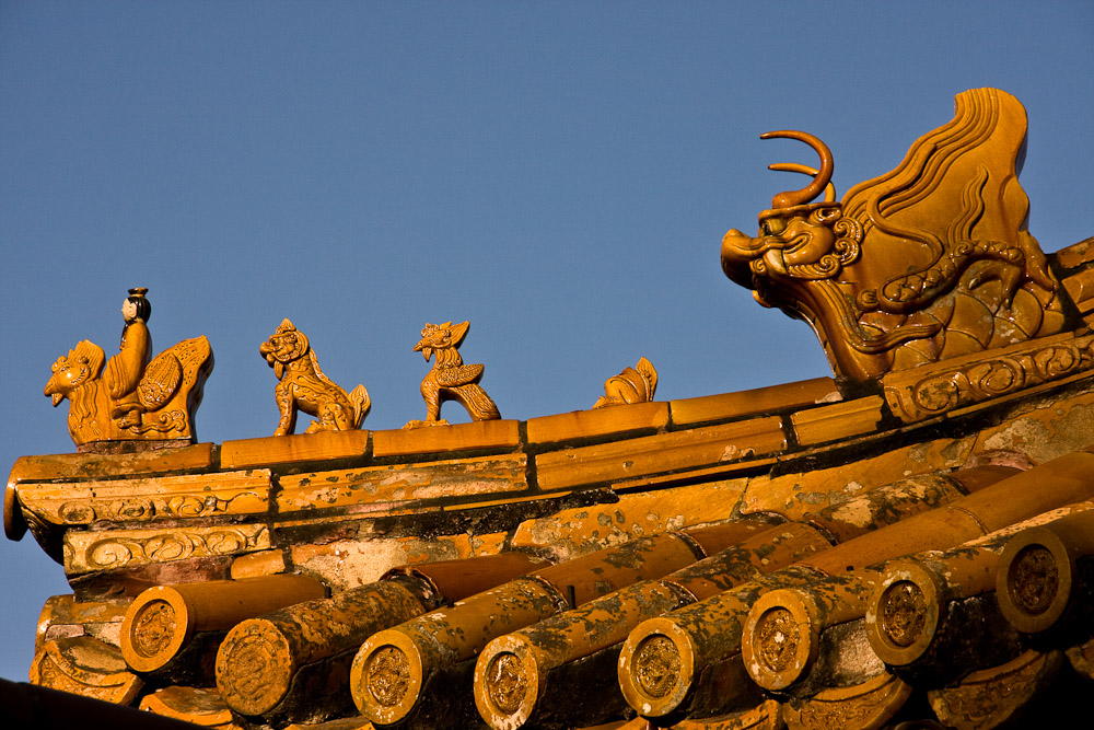 Verzierungen auf dem Dach des Sommerpalasts in Peking (China)