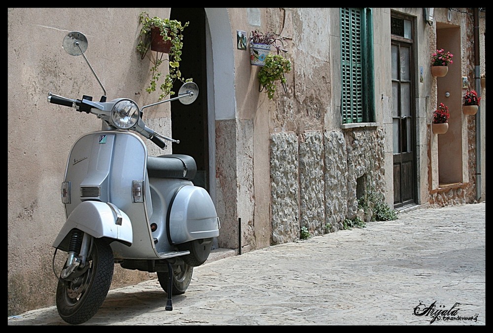 Vespa im wunderschoenen Valldemossa