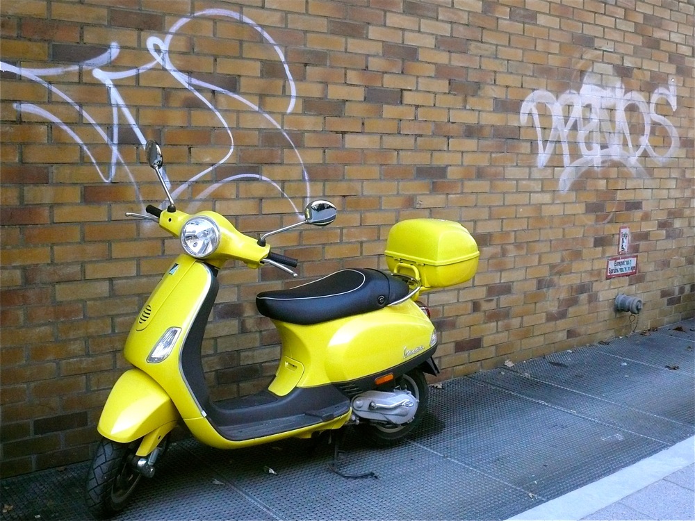 Vespa in gelb