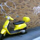 Vespa in gelb