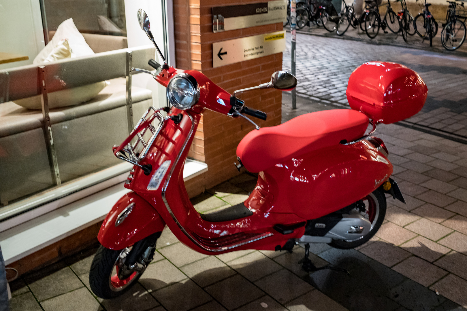 Vespa in knallrot und bei Nacht ...