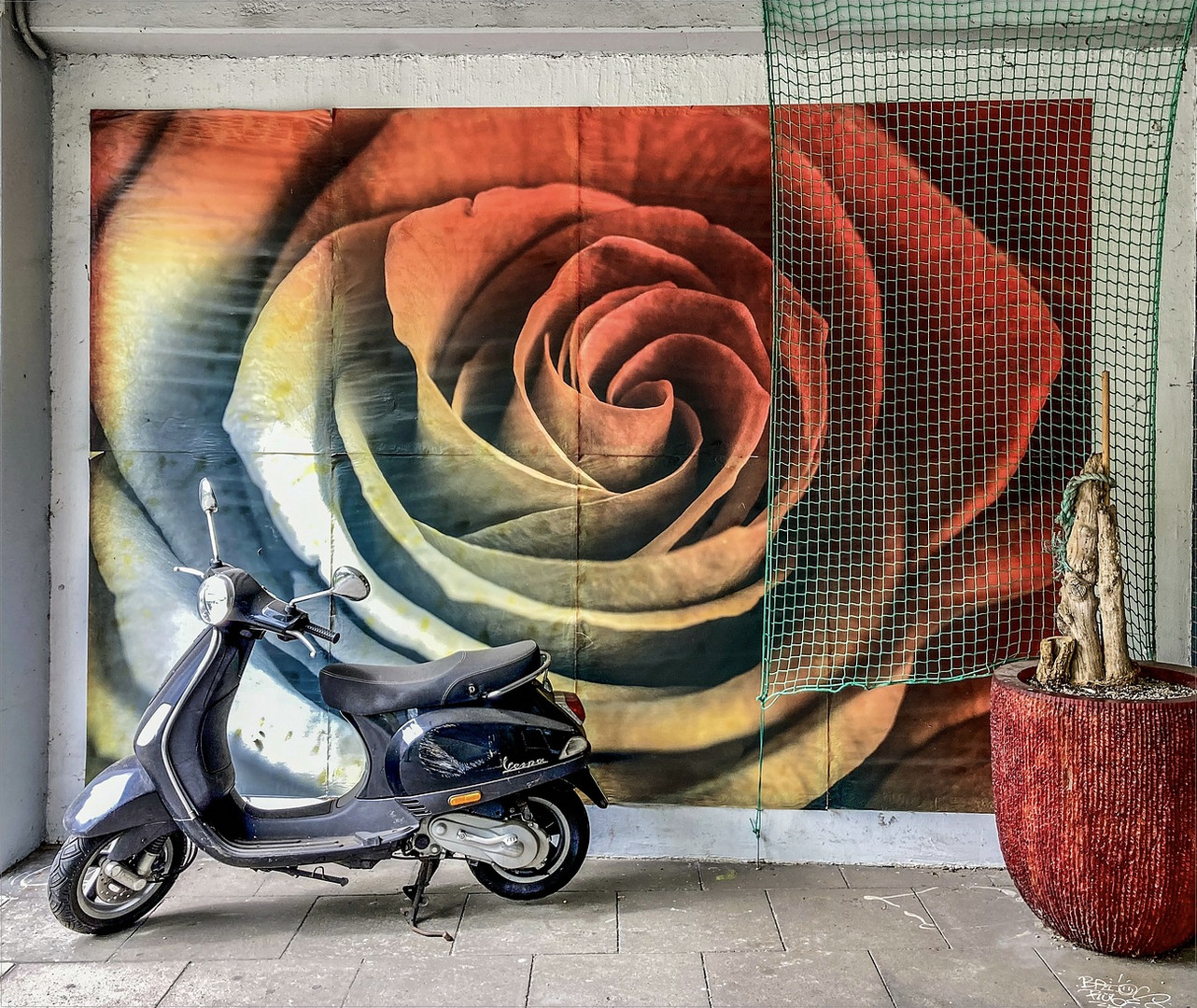 * Vespa mit Rose *