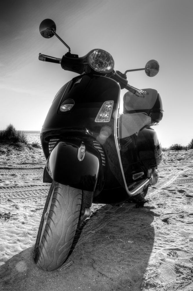 vespa on the beach von dutch666 