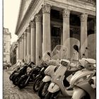 Vespa-Parade am Pantheon