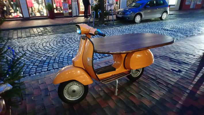 Vespa Roller als Tisch