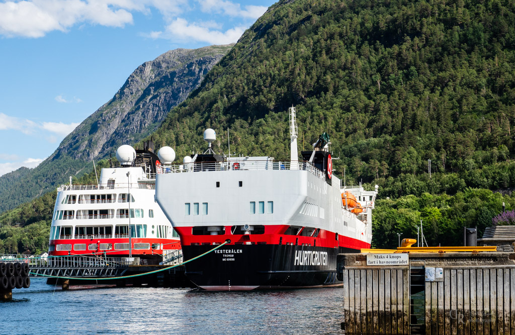 Vesterålen und Fram.Hurtigruten an der Corona Leine in Åndalsnes.