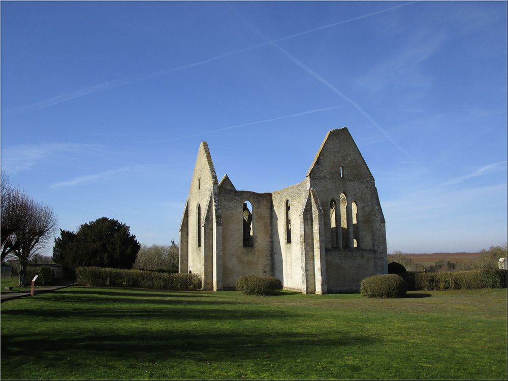 ..Vestiges de l'Eglise St-Lubin (13è siècle) à Yèvres le Châtel..