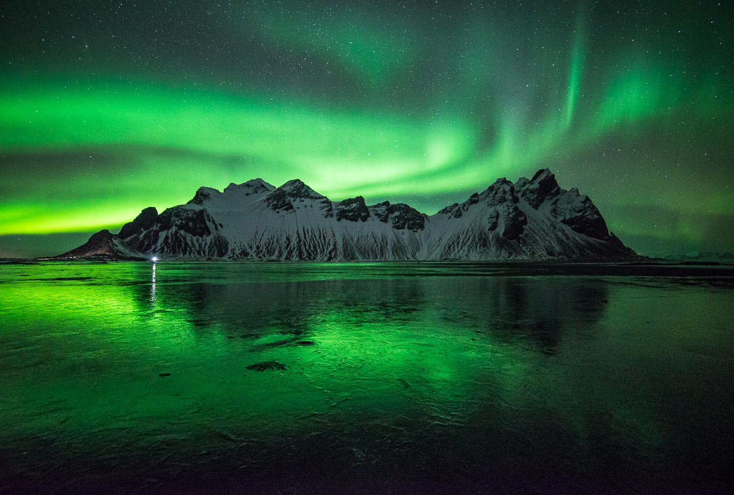 Vestrahorn unter Polarlichtern