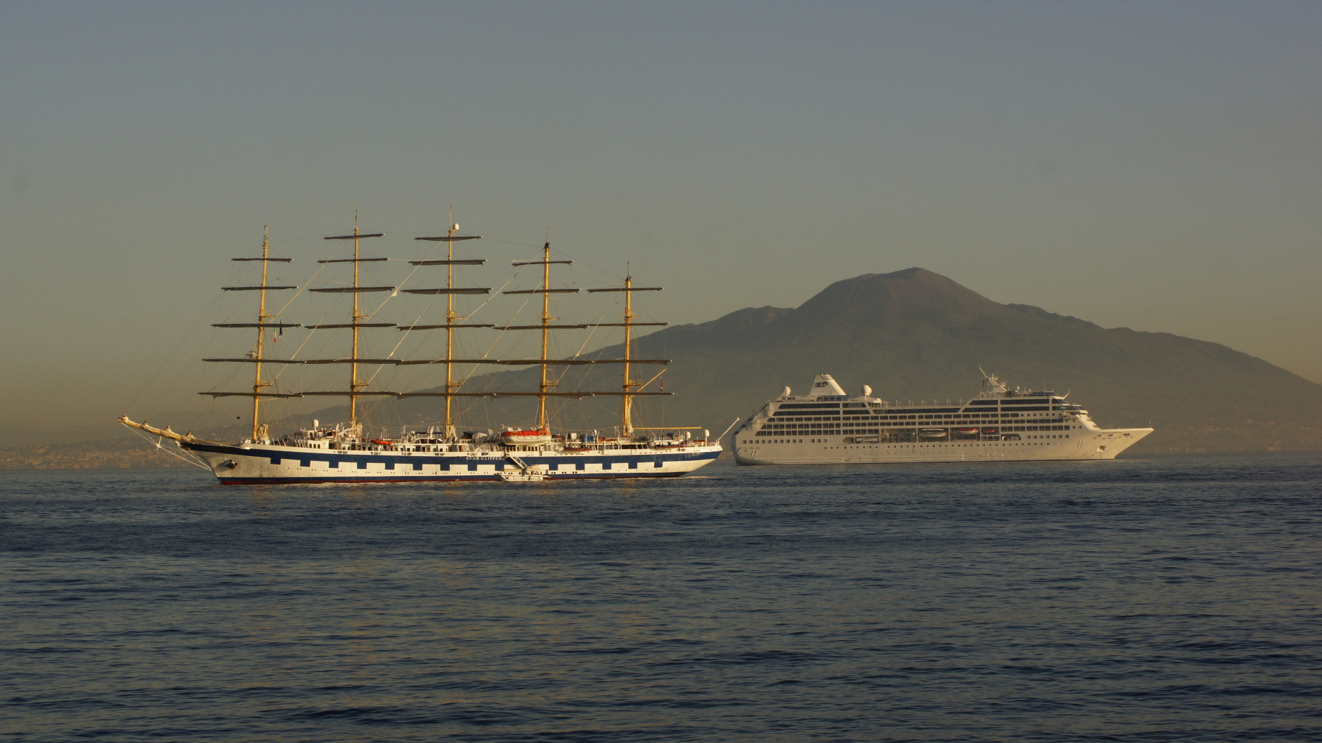 Vesuv, davor Royal Clipper (li.) & Pacific Princess