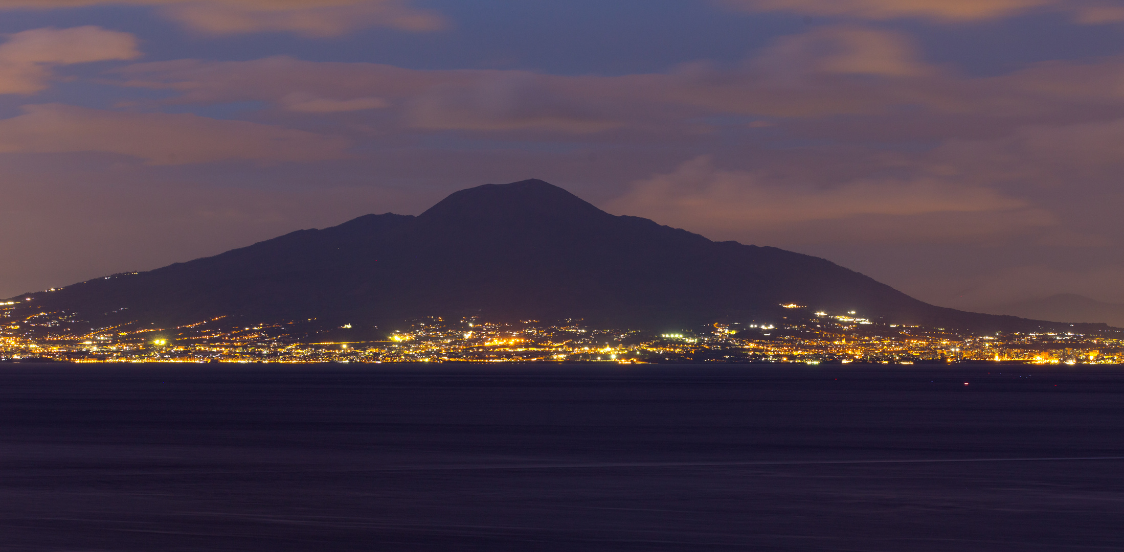 Vesuv zur lila Stunde, von Piano di Sorrento aus