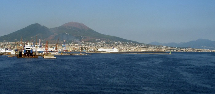 Vesuvio vom Hafen von Neapel aus.