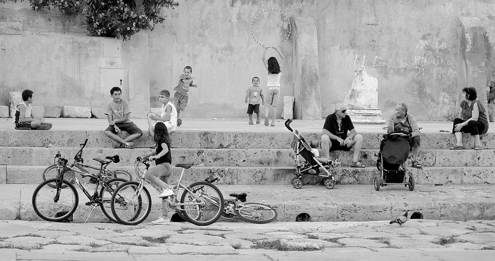 Via Appia antigua - jugando en la plaza