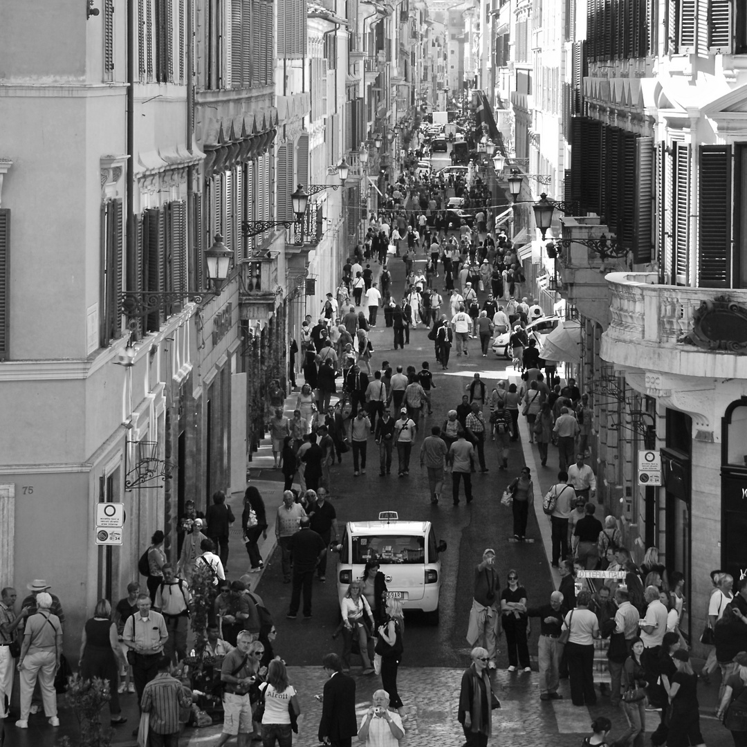 Via dei Condotti, affollata