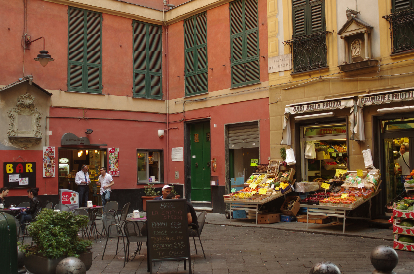 Via del campo c'è una graziosa gli occhi grandi come una foglia...