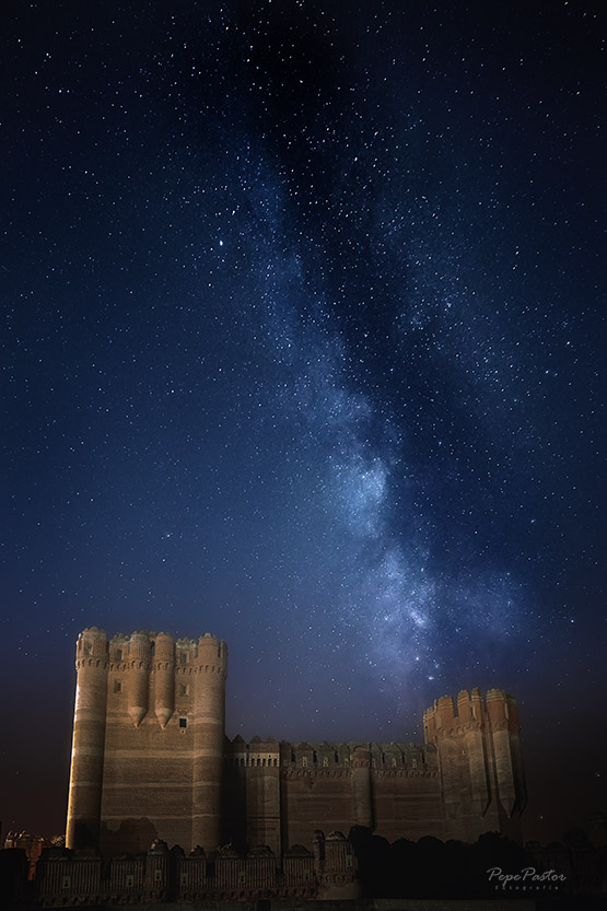 Vía Láctea sobre el Castillo de Coca. Segovia (Spain)