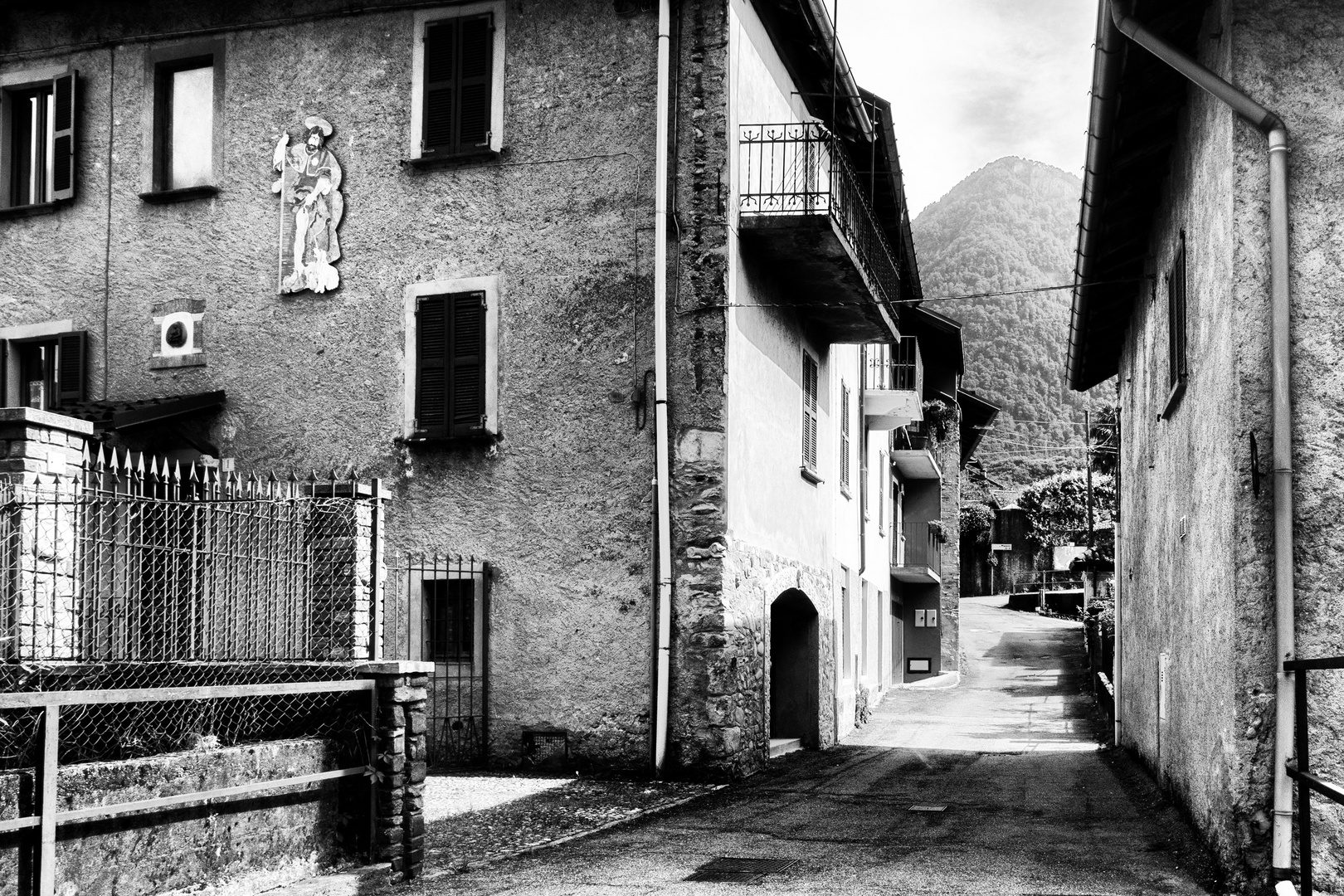 Via Mazzini, Castello