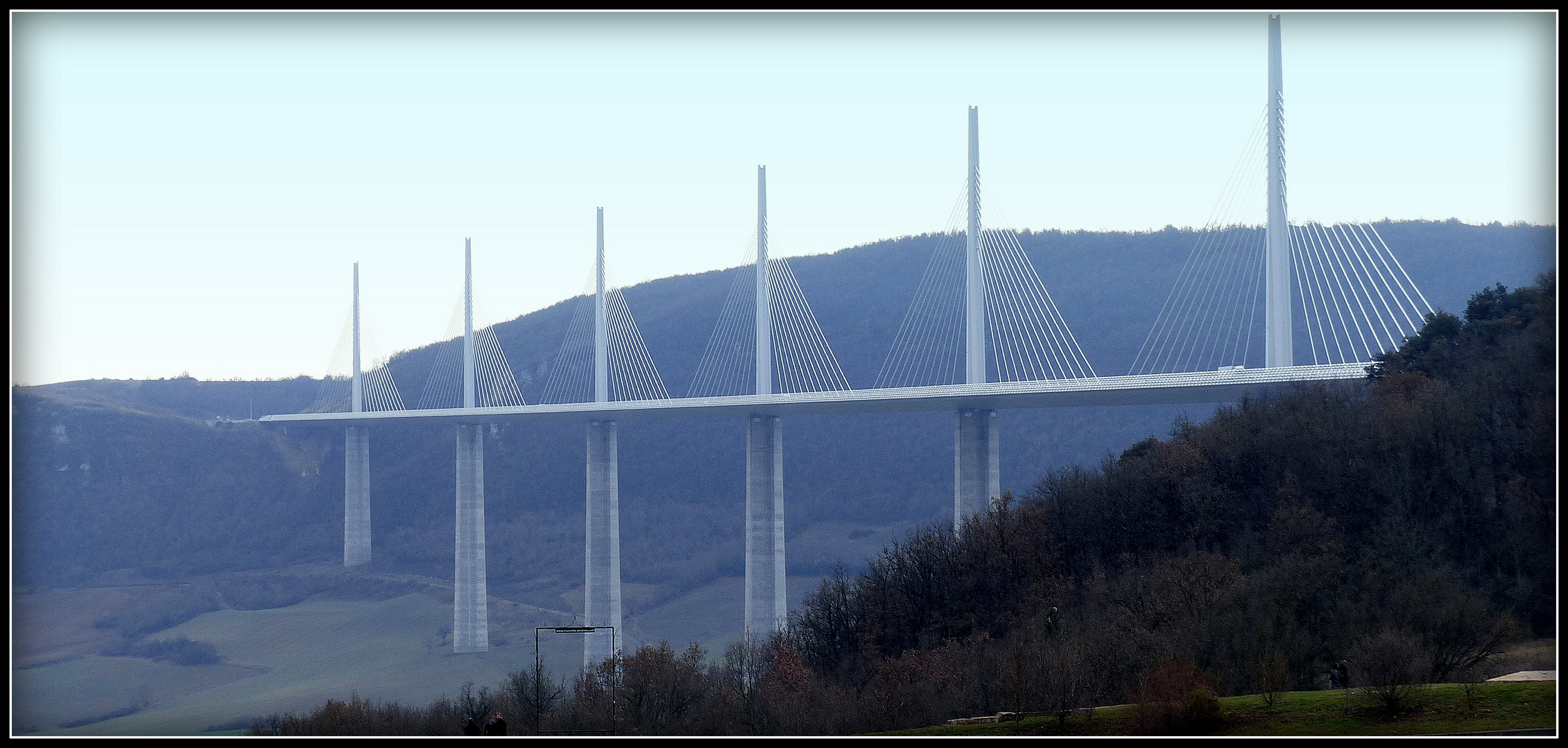 VIADUC - DE - MILLAU  - 1 - 