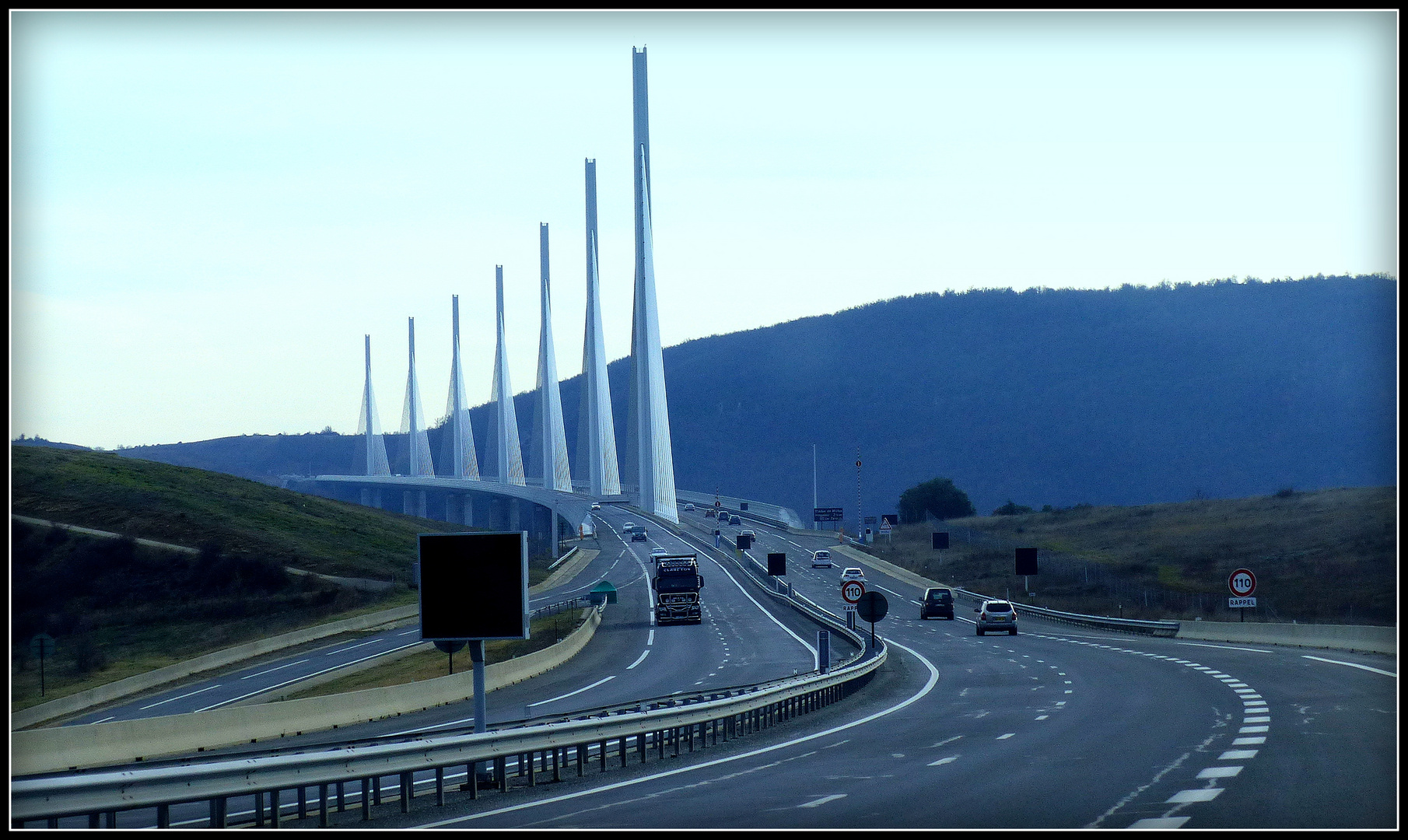 VIADUC - de - MILLAU - 2 - 