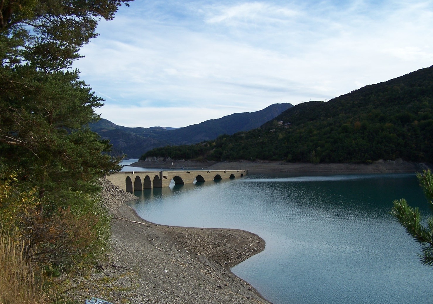 VIADUC SUBMERGE DANS LE LAC DE SERRE-PONCON