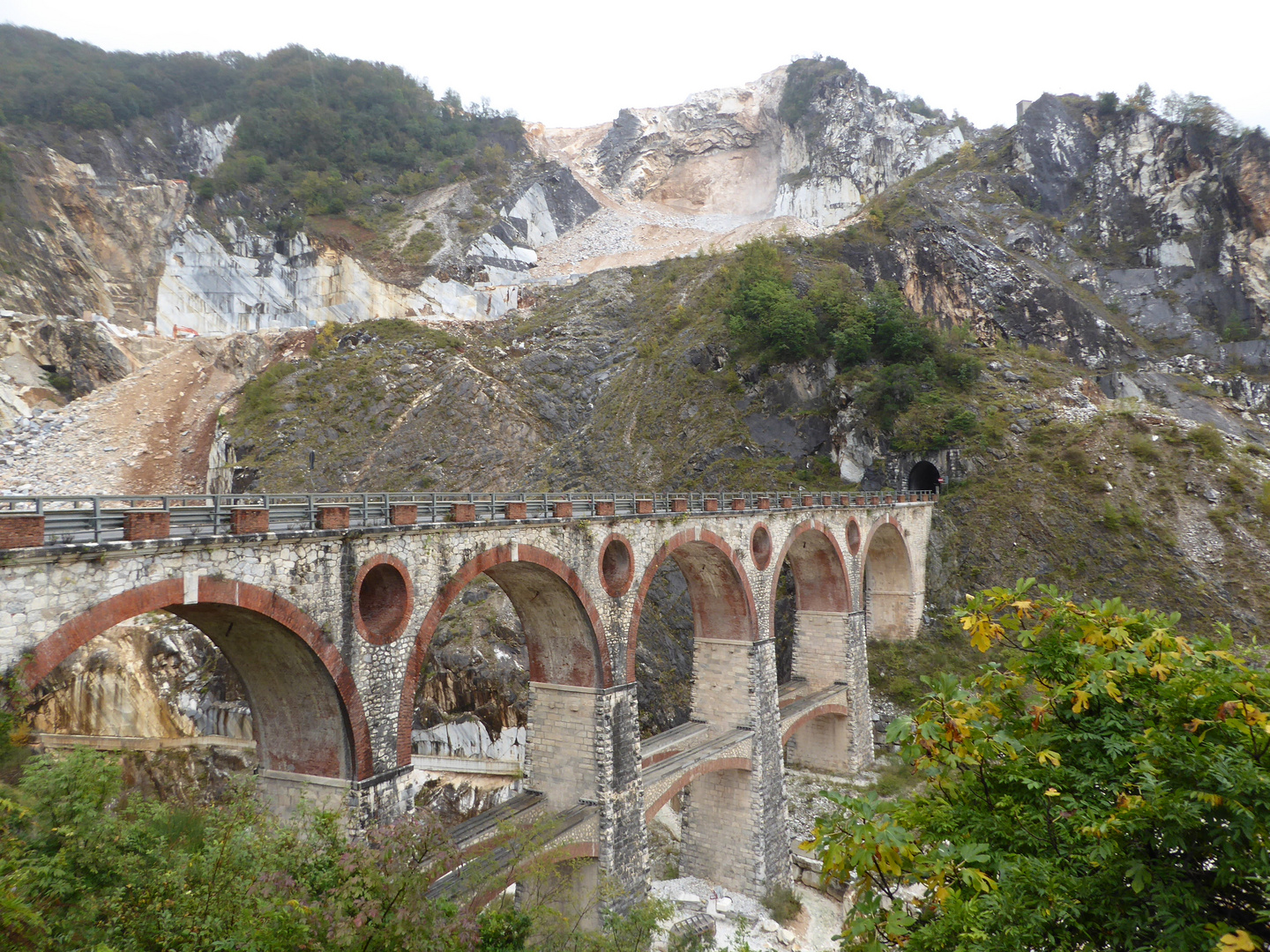 Viadukt bei Carrara, Mamor Steinbruch