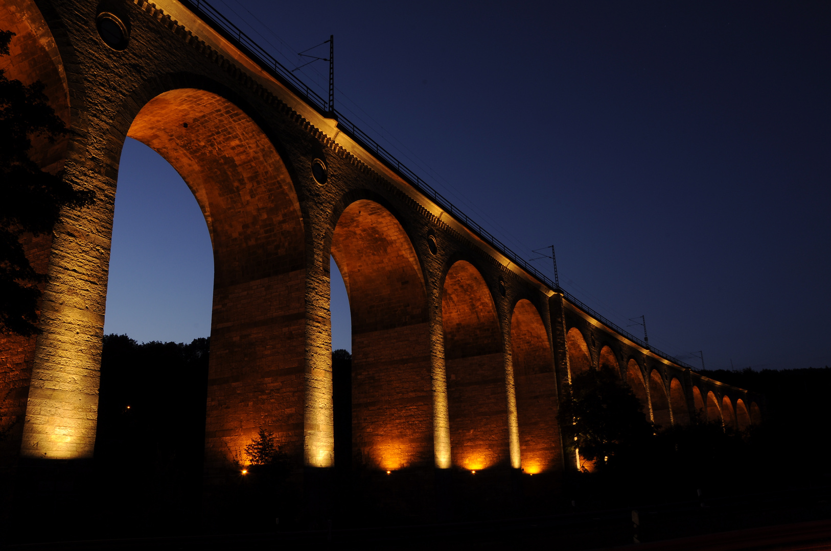 Viadukt bei Nacht