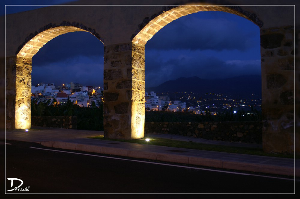 Viadukt bei Nacht