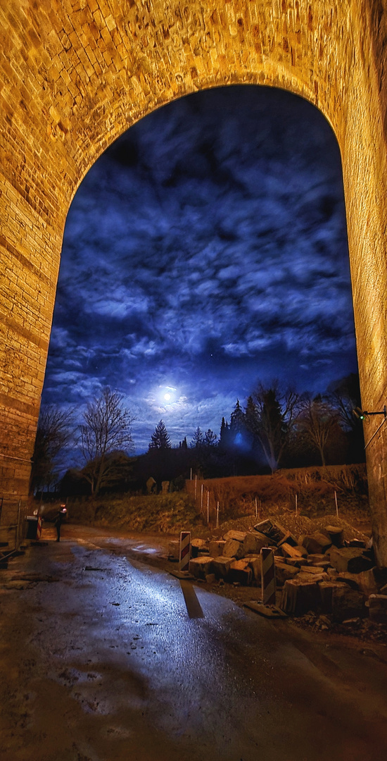 Viadukt bei Nacht 