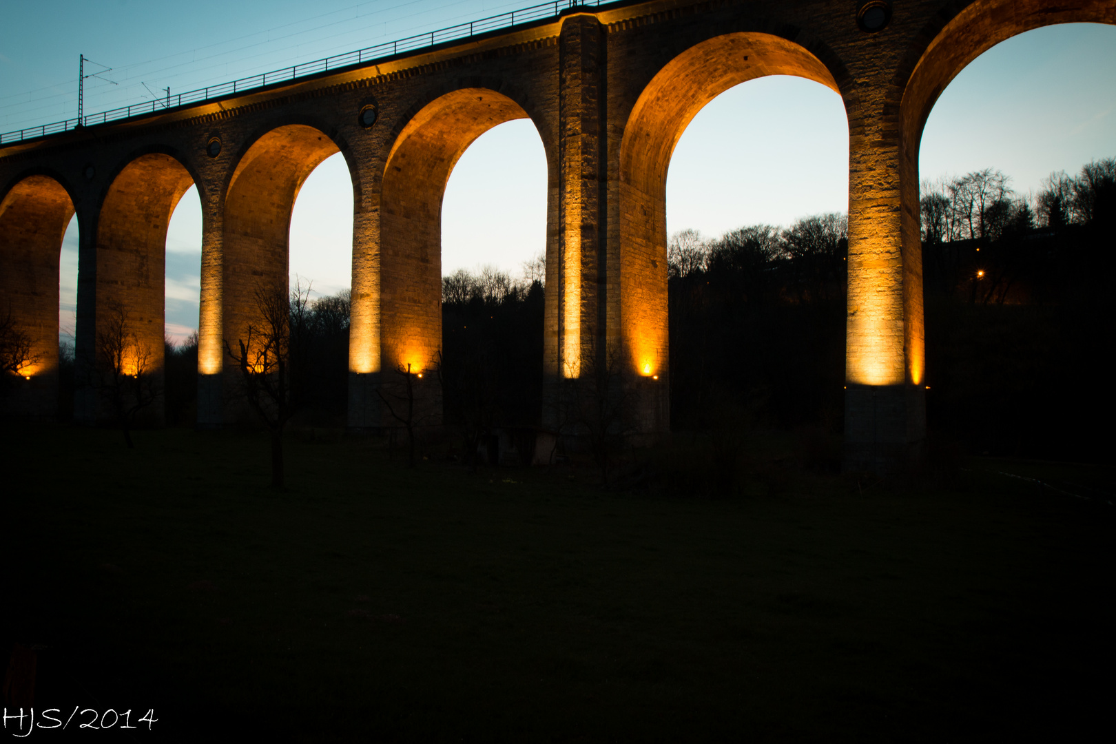 Viadukt bei Nacht