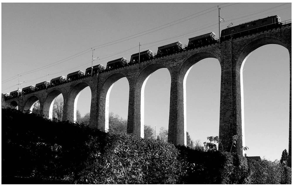 Viadukt in Schwarz-Weiss