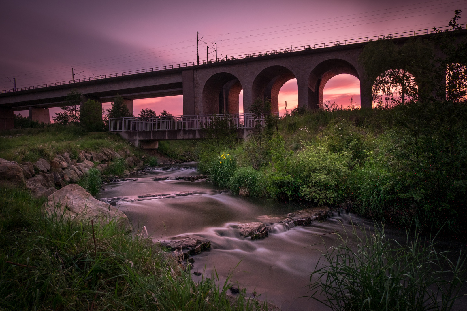 Viadukt mit Bach